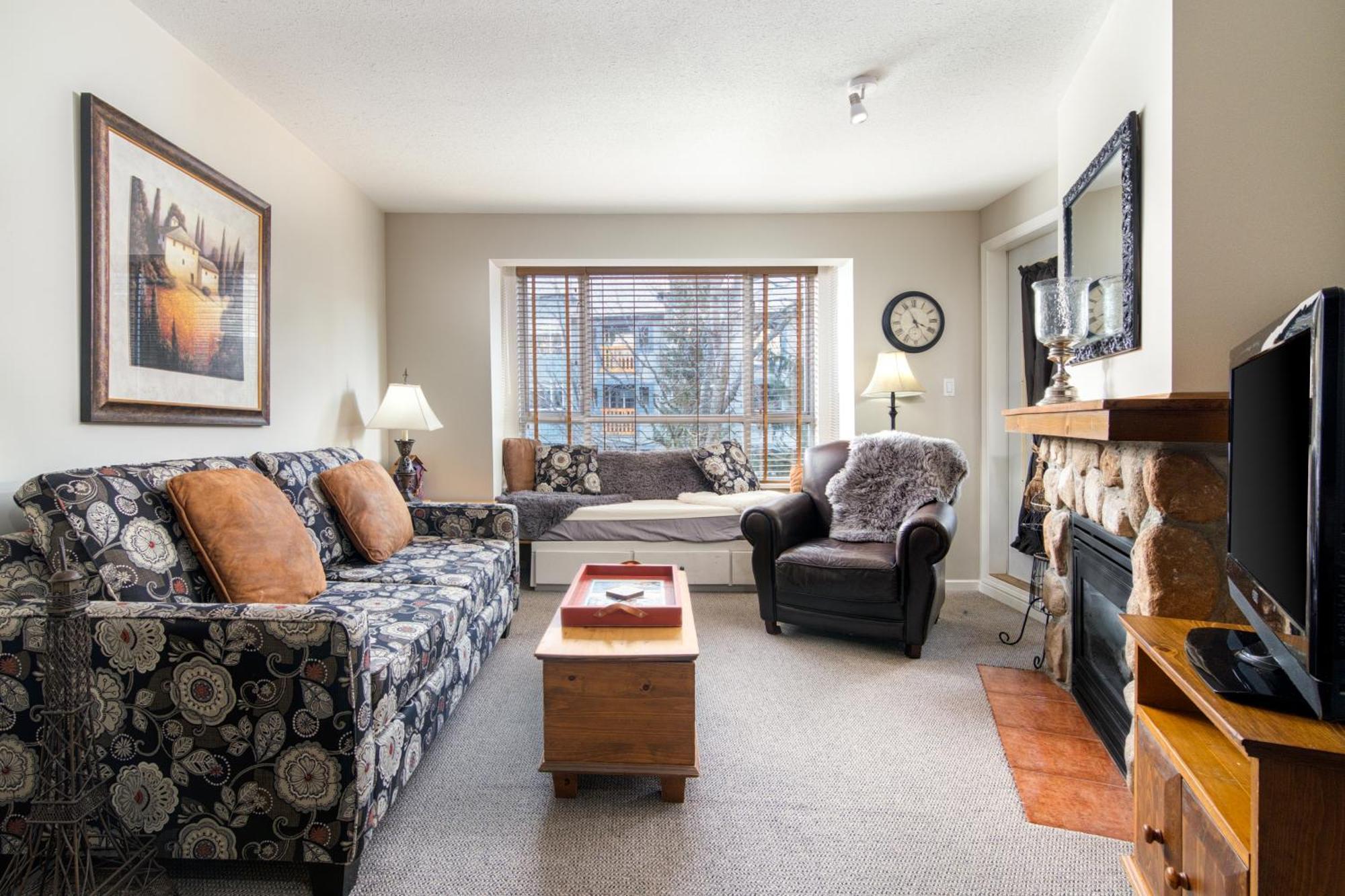 Town Plaza Suites by Golden Dreams Whistler Exterior foto
