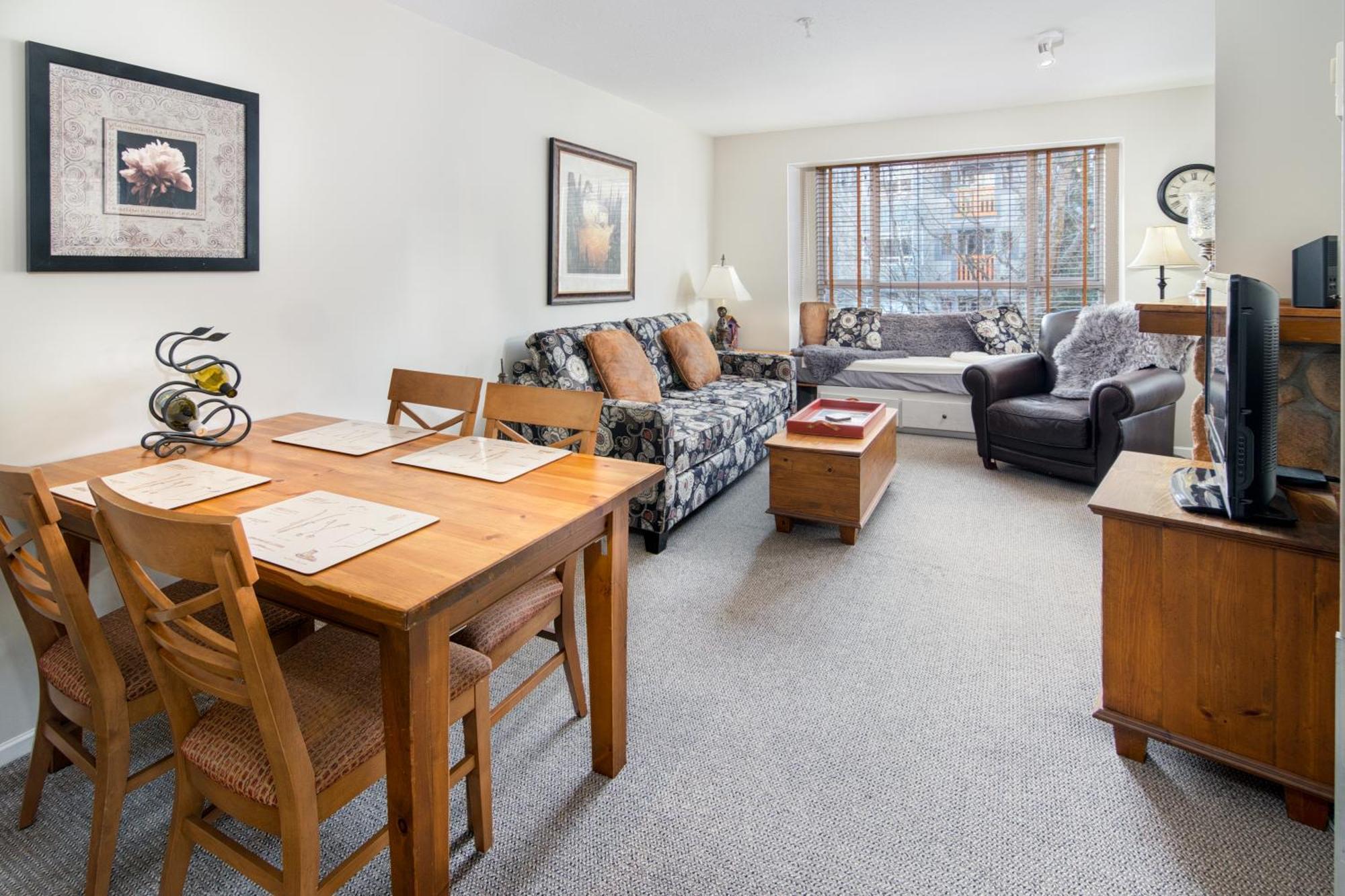 Town Plaza Suites by Golden Dreams Whistler Exterior foto