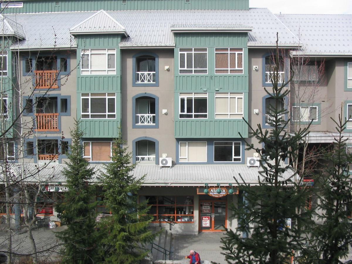 Town Plaza Suites by Golden Dreams Whistler Exterior foto