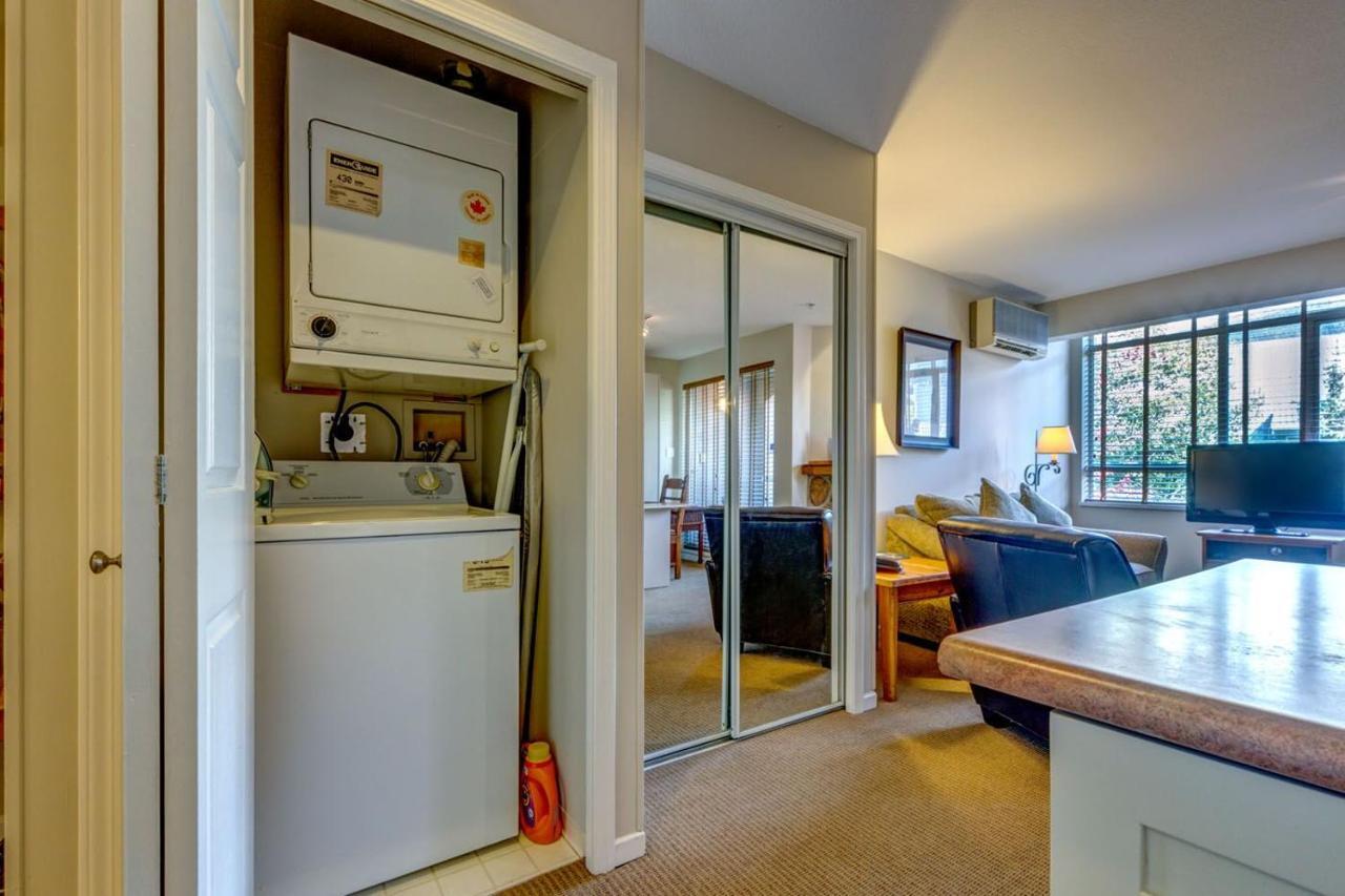 Town Plaza Suites by Golden Dreams Whistler Exterior foto
